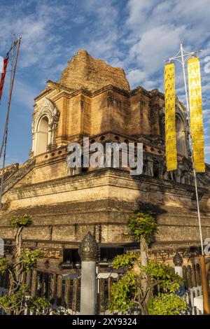 Ruinen der riesigen Stupa des buddhistischen Tempels Wat Chedi Luang in Chiang Mai, Thailande Stockfoto