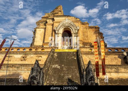 Ruinen der riesigen Stupa des buddhistischen Tempels Wat Chedi Luang in Chiang Mai, Thailande Stockfoto