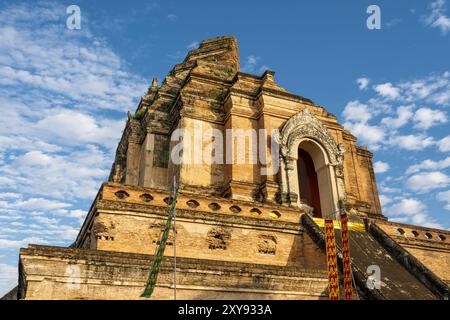 Ruinen der riesigen Stupa des buddhistischen Tempels Wat Chedi Luang in Chiang Mai, Thailande Stockfoto