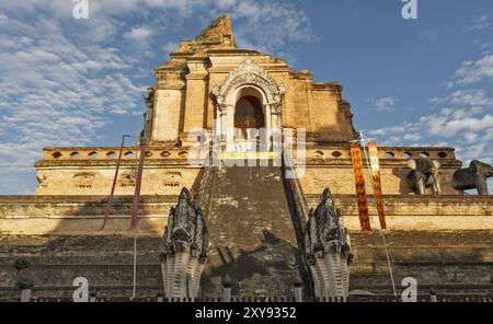 Ruinen der riesigen Stupa des buddhistischen Tempels Wat Chedi Luang in Chiang Mai, Thailande Stockfoto