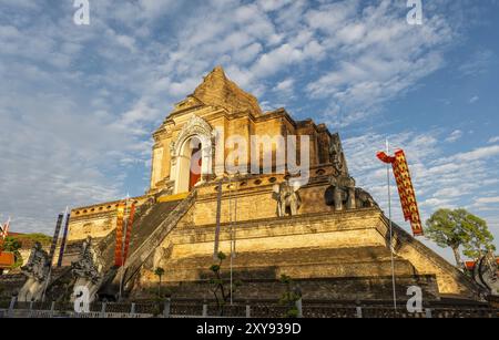 Ruinen der riesigen Stupa des buddhistischen Tempels Wat Chedi Luang in Chiang Mai, Thailande Stockfoto