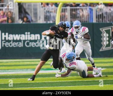 24. August 2024: Der Quarterback Brayden Schager #13 der Hawaii Rainbow Warriors vermeidet es, während des NCAA-Fußballspiels zwischen den Delaware State Hornets und den Rainbow Warriors der University of Hawaii im Clarence T.C. Ching Complex in Honolulu, Hawaii, angegriffen zu werden. Glenn Yoza/CSM Stockfoto