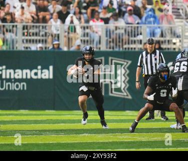 24. August 2024: Der Quarterback Brayden Schager #13 der Hawaii Rainbow Warriors spielt mit dem Ball während des NCAA-Fußballspiels zwischen den Delaware State Hornets und den Rainbow Warriors der University of Hawaii im Clarence T.C. Ching Complex in Honolulu, Hawaii. Glenn Yoza/CSM Stockfoto