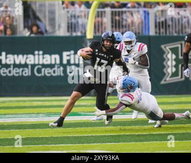 24. August 2024: Der Quarterback Brayden Schager #13 der Hawaii Rainbow Warriors vermeidet den Angriff während des NCAA-Fußballspiels zwischen den Delaware State Hornets und den Rainbow Warriors der University of Hawaii im Clarence T.C. ChingComplex in Honolulu, Hawaii. Glenn Yoza/CSM Stockfoto