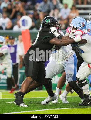 24. August 2024: Daniel Williams #69 stürzt den Quarterback während des NCAA-Fußballspiels zwischen den Delaware State Hornets und den Rainbow Warriors der University of Hawaii im Clarence T.C. Ching Complex in Honolulu, Hawaii. Glenn Yoza/CSM Stockfoto