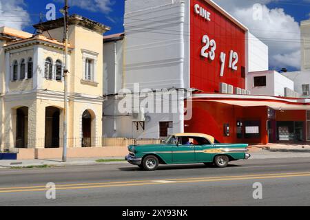 658 Seitenansicht, grüner und senffarbener amerikanischer Oldtimer - Pontiac 1957 - auf der Avenida 23 Avenue vor dem Cine 23 y 12 Cinema, Vedado. Havanna-Kuba Stockfoto