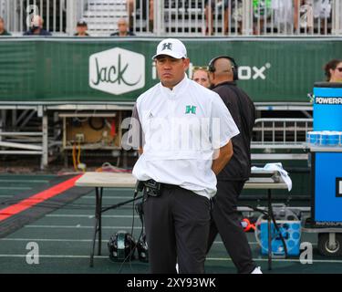 24. August 2024: Timmy Chang, Cheftrainer der Hawaii Rainbow Warriors, wartet auf den Eröffnungsauftakt während des NCAA-Fußballspiels zwischen den Delaware State Hornets und den Rainbow Warriors der University of Hawaii im Clarence T.C. ChingComplex in Honolulu, Hawaii. Glenn Yoza/CSM Stockfoto