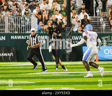 24. August 2024: Der Hawaii Rainbow Warriors Quarterback Brayden Schager #13 wirft den Ball während des NCAA-Fußballspiels zwischen den Delaware State Hornets und den University of Hawaii Rainbow Warriors im Clarence T.C. Ching Complex in Honolulu, Hawaii. Glenn Yoza/CSM Stockfoto
