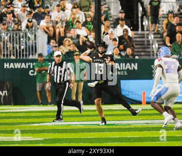 24. August 2024: Der Hawaii Rainbow Warriors Quarterback Brayden Schager #13 wirft den Ball während des NCAA-Fußballspiels zwischen den Delaware State Hornets und den University of Hawaii Rainbow Warriors im Clarence T.C. Ching Complex in Honolulu, Hawaii. Glenn Yoza/CSM Stockfoto