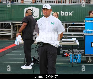 24. August 2024: Timmy Chang, Cheftrainer der Hawaii Rainbow Warriors, wartet auf den Eröffnungsauftakt während des NCAA-Fußballspiels zwischen den Delaware State Hornets und den Rainbow Warriors der University of Hawaii im Clarence T.C. ChingComplex in Honolulu, Hawaii. Glenn Yoza/CSM Stockfoto