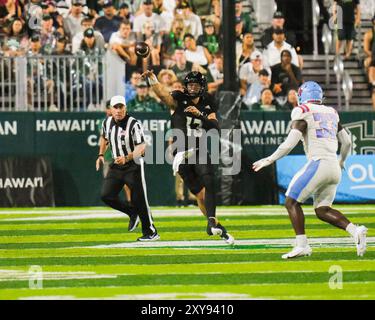 24. August 2024: Der Hawaii Rainbow Warriors Quarterback Brayden Schager #13 wirft den Ball während des NCAA-Fußballspiels zwischen den Delaware State Hornets und den University of Hawaii Rainbow Warriors im Clarence T.C. Ching Complex in Honolulu, Hawaii. Glenn Yoza/CSM Stockfoto