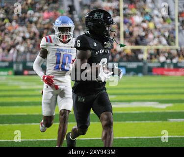 24. August 2024: Der breite Empfänger Dekel Crowdus #6 der Hawaii Rainbow Warriors erhält einen Touchdown-Pass vom Hawaii Rainbow Warriors Quarterback Brayden Schager #13 während des NCAA-Fußballspiels zwischen den Delaware State Hornets und den University of Hawaii Rainbow Warriors im Clarence T.C. Ching Complex in Honolulu, Hawaii. Glenn Yoza/CSM Stockfoto