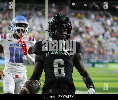24. August 2024: Der breite Empfänger Dekel Crowdus #6 der Hawaii Rainbow Warriors erhält einen Touchdown-Pass vom Hawaii Rainbow Warriors Quarterback Brayden Schager #13 während des NCAA-Fußballspiels zwischen den Delaware State Hornets und den University of Hawaii Rainbow Warriors im Clarence T.C. Ching Complex in Honolulu, Hawaii. Glenn Yoza/CSM Stockfoto