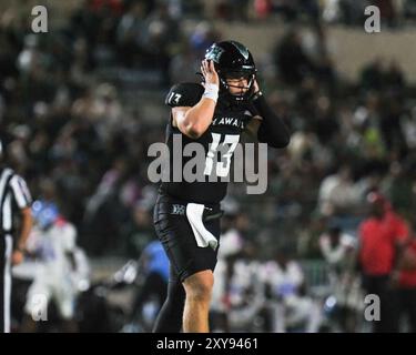 24. August 2024: Der Quarterback der Hawaii Rainbow Warriors Brayden Schager #13 hat Audioprobleme mit dem Nebenspiel während des NCAA-Fußballspiels zwischen den Delaware State Hornets und den Rainbow Warriors der University of Hawaii in Clarence T.C. ChingComplex in Honolulu, Hawaii. Glenn Yoza/CSM Stockfoto
