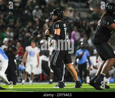 24. August 2024: Der Quarterback Brayden Schager #13 der Hawaii Rainbow Warriors schaut während des NCAA-Fußballspiels zwischen den Delaware State Hornets und den Rainbow Warriors der University of Hawaii im Clarence T.C. Ching Complex in Honolulu, Hawaii. Glenn Yoza/CSM Stockfoto