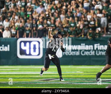 24. August 2024: Der Quarterback der Hawaii Rainbow Warriors Brayden Schager #13 wirft das Feld während des NCAA-Fußballspiels zwischen den Delaware State Hornets und den Rainbow Warriors der University of Hawaii im Clarence T.C. Ching Complex in Honolulu, Hawaii. Glenn Yoza/CSM Stockfoto