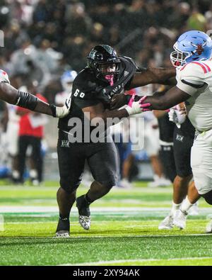 24. August 2024: Daniel Williams #69 stürzt den Quarterback während des NCAA-Fußballspiels zwischen den Delaware State Hornets und den Rainbow Warriors der University of Hawaii im Clarence T.C. Ching Complex in Honolulu, Hawaii. Glenn Yoza/CSM Stockfoto