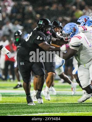 24. August 2024: Daniel Williams #69 stürzt den Quarterback während des NCAA-Fußballspiels zwischen den Delaware State Hornets und den Rainbow Warriors der University of Hawaii im Clarence T.C. Ching Complex in Honolulu, Hawaii. Glenn Yoza/CSM Stockfoto