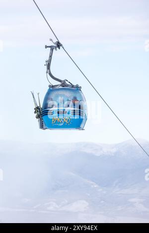 Bansko, Bulgarien - 21. Januar 2024: Bulgarisches Winterskigebiet mit nebeliger Piste, Gondelbahn-Kabine Stockfoto