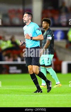 Oakwell Stadium, Barnsley, England - 27. August 2024 Schiedsrichter Tom Reeves - während des Spiels Barnsley gegen Sheffield United, Carabao Cup, Runde zwei, 2024/25, Oakwell Stadium, Barnsley, England - 27. August 2024 Credit: Arthur Haigh/WhiteRosePhotos/Alamy Live News Stockfoto