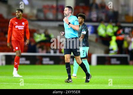 Oakwell Stadium, Barnsley, England - 27. August 2024 Schiedsrichter Tom Reeves - während des Spiels Barnsley gegen Sheffield United, Carabao Cup, Runde zwei, 2024/25, Oakwell Stadium, Barnsley, England - 27. August 2024 Credit: Arthur Haigh/WhiteRosePhotos/Alamy Live News Stockfoto