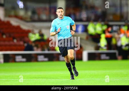 Oakwell Stadium, Barnsley, England - 27. August 2024 Schiedsrichter Tom Reeves - während des Spiels Barnsley gegen Sheffield United, Carabao Cup, Runde zwei, 2024/25, Oakwell Stadium, Barnsley, England - 27. August 2024 Credit: Arthur Haigh/WhiteRosePhotos/Alamy Live News Stockfoto