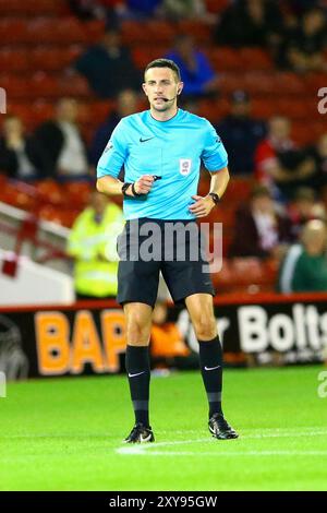 Oakwell Stadium, Barnsley, England - 27. August 2024 Schiedsrichter Tom Reeves - während des Spiels Barnsley gegen Sheffield United, Carabao Cup, Runde zwei, 2024/25, Oakwell Stadium, Barnsley, England - 27. August 2024 Credit: Arthur Haigh/WhiteRosePhotos/Alamy Live News Stockfoto