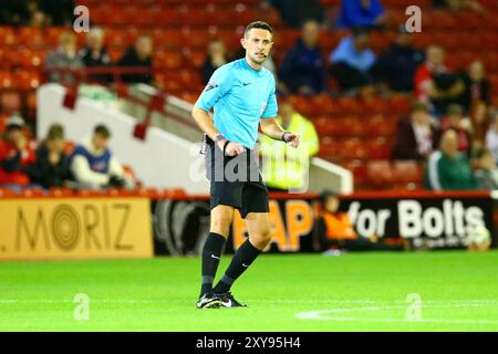 Oakwell Stadium, Barnsley, England - 27. August 2024 Schiedsrichter Tom Reeves - während des Spiels Barnsley gegen Sheffield United, Carabao Cup, Runde zwei, 2024/25, Oakwell Stadium, Barnsley, England - 27. August 2024 Credit: Arthur Haigh/WhiteRosePhotos/Alamy Live News Stockfoto