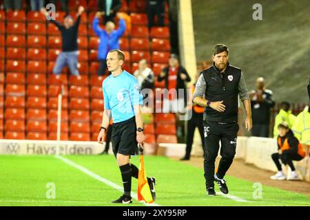 Oakwell Stadium, Barnsley, England - 27. August 2024 Darrell Clarke Manager von Barnsley - während des Spiels Barnsley gegen Sheffield United, Carabao Cup, Runde zwei, 2024/25, Oakwell Stadium, Barnsley, England - 27. August 2024 Credit: Arthur Haigh/WhiteRosePhotos/Alamy Live News Stockfoto