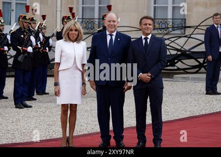 Paris, Frankreich. August 2024. Der französische Präsident Emmanuel Macron und seine Frau Brigitte Macron begrüßen den Prinzen von Monaco Albert II. Im Rahmen der Eröffnung der Paralympischen Spiele am 28. August 2024 im Elysee-Präsidentenpalast in Paris. Quelle: Bernard Menigault/Alamy Live News Stockfoto