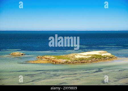 Kalksteininsel vor der flachen Küste von Eagle Bluff, Shark Bay, Denham, Western Australia. Wichtige Brutinseln für Seevögel Stockfoto