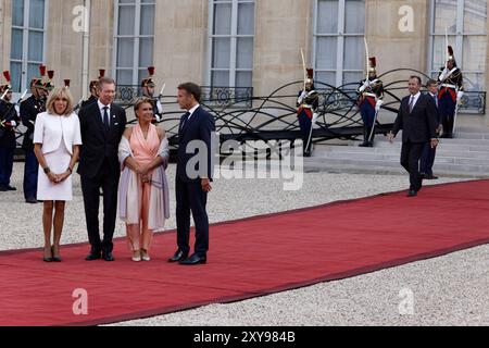 Paris, Frankreich. August 2024. Der französische Präsident Emmanuel Macron und seine Frau Brigitte Macron begrüßen den Großherzog Henri und die Großherzogin Maria Teresa von Luxemburg anlässlich der Eröffnung der Paralympischen Spiele am 28. August 2024 im Elysee-Präsidentenpalast in Paris. Quelle: Bernard Menigault/Alamy Live News Stockfoto