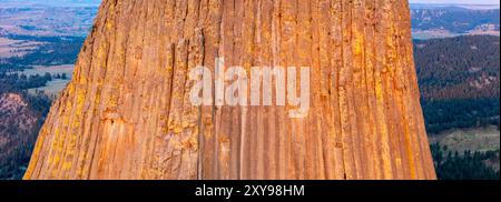 Luftaufnahme des Devils Tower National Monument, Wyoming an einem wunderschönen Sommermorgen. Stockfoto