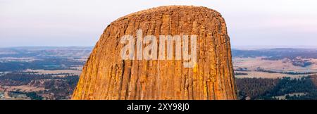 Luftaufnahme des Devils Tower National Monument, Wyoming an einem wunderschönen Sommermorgen. Stockfoto