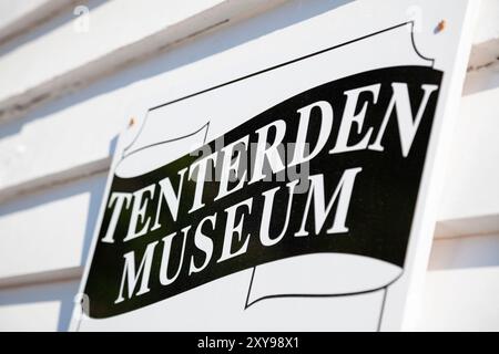 Großbritannien, England, Kent, das Tenterden & District Museum mit Details zum Eingangsschild Stockfoto