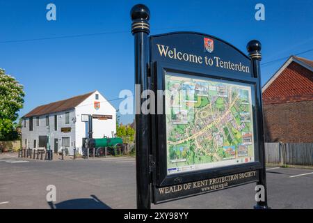 Großbritannien, England, Kent, Tenterden, Touristenkarte der Stadt mit entferntem Tenterden & District Museum Building dahinter Stockfoto