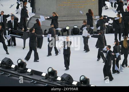 Paris, Frankreich. August 2024. PARIS, FRANKREICH - 28. AUGUST: Tänzer treten während der Eröffnungszeremonie der Paralympischen Spiele Paris 2024 am Place de la Concorde am 28. August 2024 in Paris auf. (Foto von Patrick Goosen/BSR Agency) Credit: BSR Agency/Alamy Live News Stockfoto