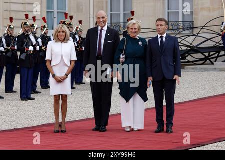 Paris, Frankreich. August 2024. Der französische Präsident Emmanuel Macron und seine Frau Brigitte Macron begrüßen die Erzherzogin von Österreich-Este Prinzessin Astrid von Belgien und Erzherzog von Österreich-Este Prinz Lorenz von Belgien anlässlich der Eröffnung der Paralympischen Spiele am 28. August 2024 im Elysee Präsidentenpalast in Paris. Quelle: Bernard Menigault/Alamy Live News Stockfoto