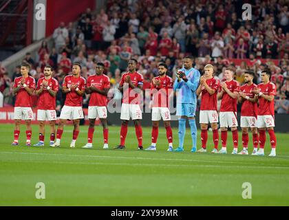 Nottingham, Großbritannien. August 2024. Die Spieler des Nottingham Forest halten einen Minutenapplaus in Gedenken an den ehemaligen englischen Trainer Sven Goran Eriksson, der während des Carabao Cup-Spiels auf dem City Ground in Nottingham verstorben ist. Der Bildnachweis sollte lauten: Andrew Yates/Sportimage Credit: Sportimage Ltd/Alamy Live News Stockfoto