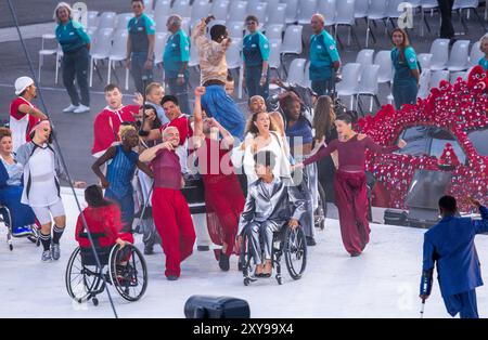 Paris, Frankreich. August 2024. Paralympics, Paris 2024, Eröffnungszeremonie, Place de la Concorde. Die Eröffnungszeremonie der Pariser Paralympics 2024 beginnt mit einer Tanz- und Musikshow. Quelle: Jens Büttner/dpa/Alamy Live News Stockfoto