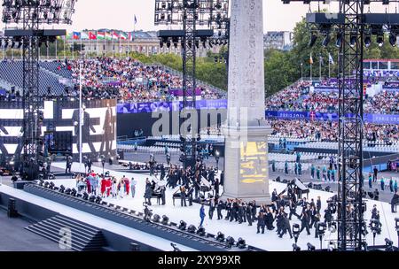 Paris, Frankreich. August 2024. Paralympics, Paris 2024, Eröffnungszeremonie, Place de la Concorde. Die Eröffnungszeremonie der Pariser Paralympics 2024 beginnt mit einer Tanz- und Musikshow. Quelle: Jens Büttner/dpa/Alamy Live News Stockfoto