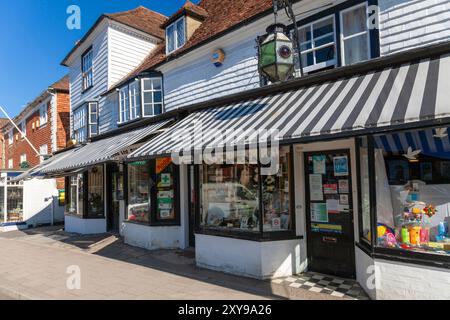 Großbritannien, England, Kent, Tenterden, die High Street mit traditioneller Apotheke und Florist Stockfoto
