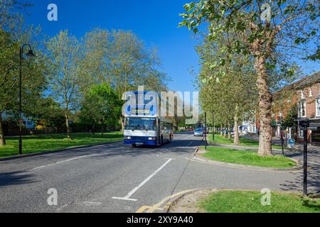 Großbritannien, England, Kent, Tenterden, Tenterden High Street mit dem Regionalbus 292 Stockfoto