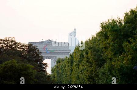 Ein Blick auf das paralympische Symbol auf dem Arc de Triomphe von der Eröffnungszeremonie der Paralympischen Spiele 2024 am Place de la Concorde. Bilddatum: Mittwoch, 28. August 2024. Stockfoto