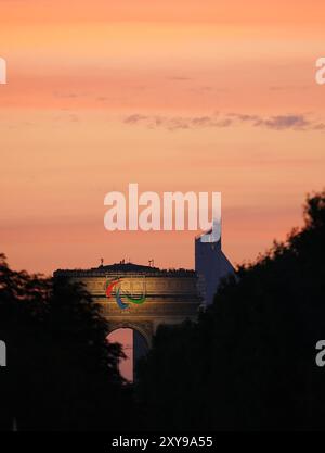 Ein Blick auf das paralympische Symbol auf dem Arc de Triomphe von der Eröffnungszeremonie der Paralympischen Spiele 2024 am Place de la Concorde. Bilddatum: Mittwoch, 28. August 2024. Stockfoto