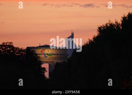 Ein Blick auf das paralympische Symbol auf dem Arc de Triomphe von der Eröffnungszeremonie der Paralympischen Spiele 2024 am Place de la Concorde. Bilddatum: Mittwoch, 28. August 2024. Stockfoto