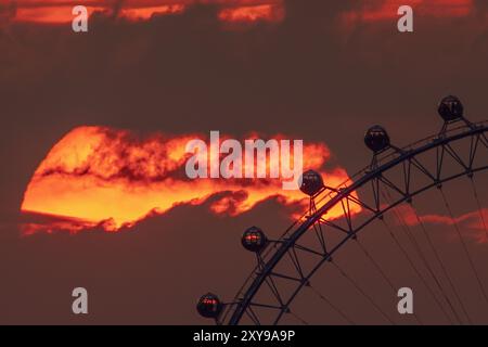 London, Großbritannien. August 2024. Wetter in Großbritannien: Eine dramatische Abendsonne untergeht in der Nähe des London Eye Riesenrads. Guy Corbishley/Alamy Live News Stockfoto