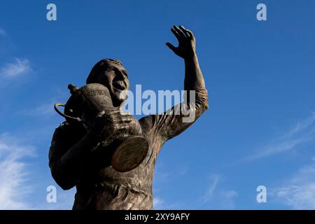 Cardiff, Großbritannien. August 2024. Ein Blick auf die Fred Keenor Statue vor dem Stadion vor dem Spiel. Spiel der 2. Runde des Carabao Cup EFL Cup, Cardiff City gegen Southampton im Cardiff City Stadium in Cardiff, Wales am Mittwoch, 28. August 2024. Dieses Bild darf nur für redaktionelle Zwecke verwendet werden. Nur redaktionelle Verwendung, Bild von Lewis Mitchell/Andrew Orchard Sportfotografie/Alamy Live News Credit: Andrew Orchard Sportfotografie/Alamy Live News Stockfoto