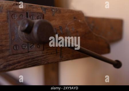 Arbeitstag. Arbeitskonzept. Werkzeuge im Laufe der Zeit. Handwerkskunst auf Holz. Antike Werkzeuge. Stockfoto