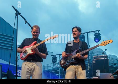 Pat Kalla und das Super Mojo im Konzert für das Einladungsfestival im Keller Vignerons du Pays von Enserune. Cazouls-Les-Beziers, Occitanie, Frankreich Stockfoto